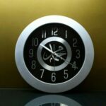 Souvenir Jam Dinding: Kelebihan dan Keunikan